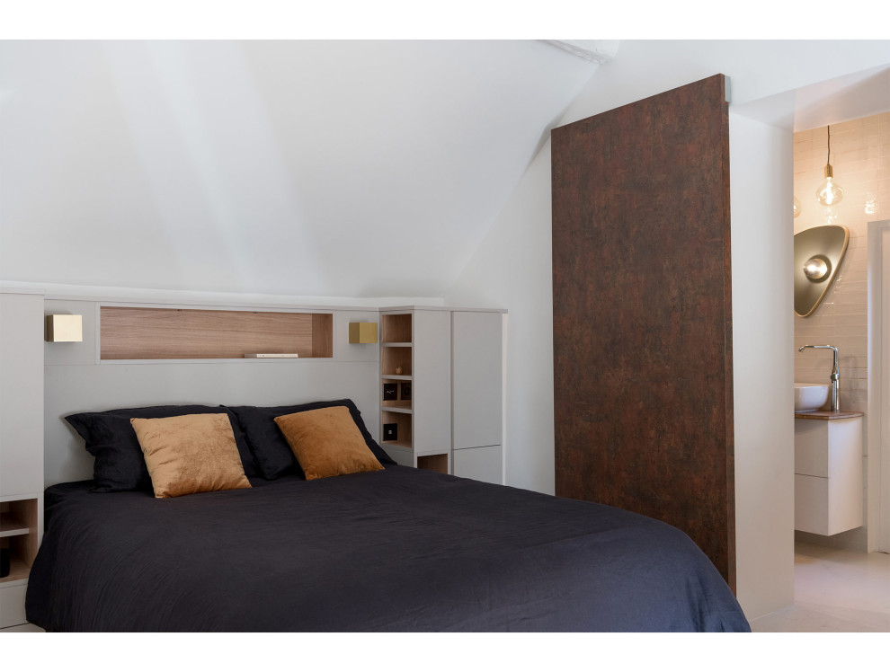 Photo of a contemporary bedroom in Paris.