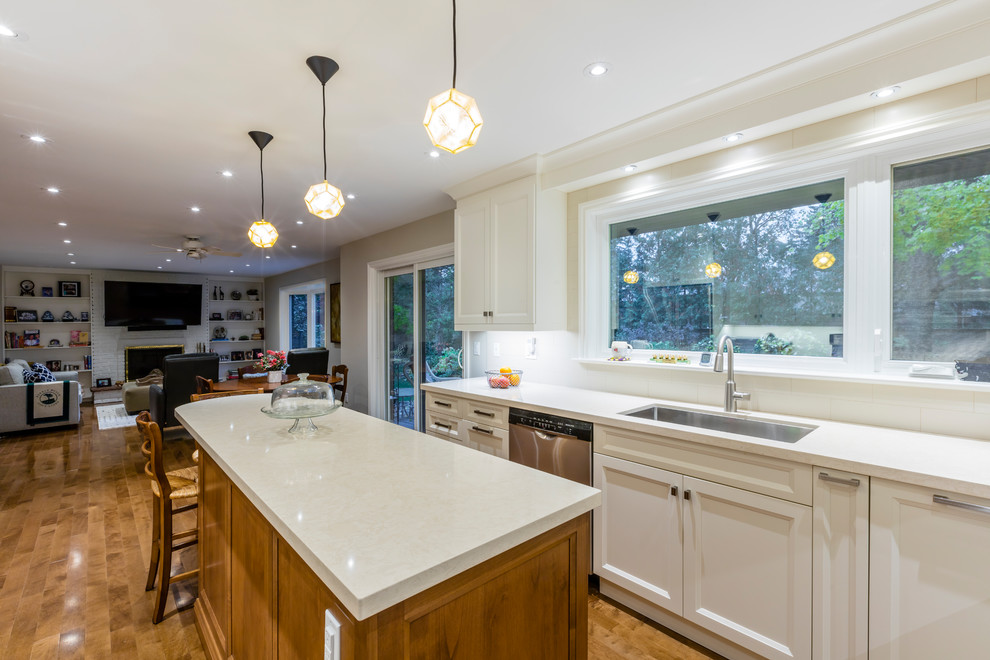 Kitchen - transitional kitchen idea in Toronto