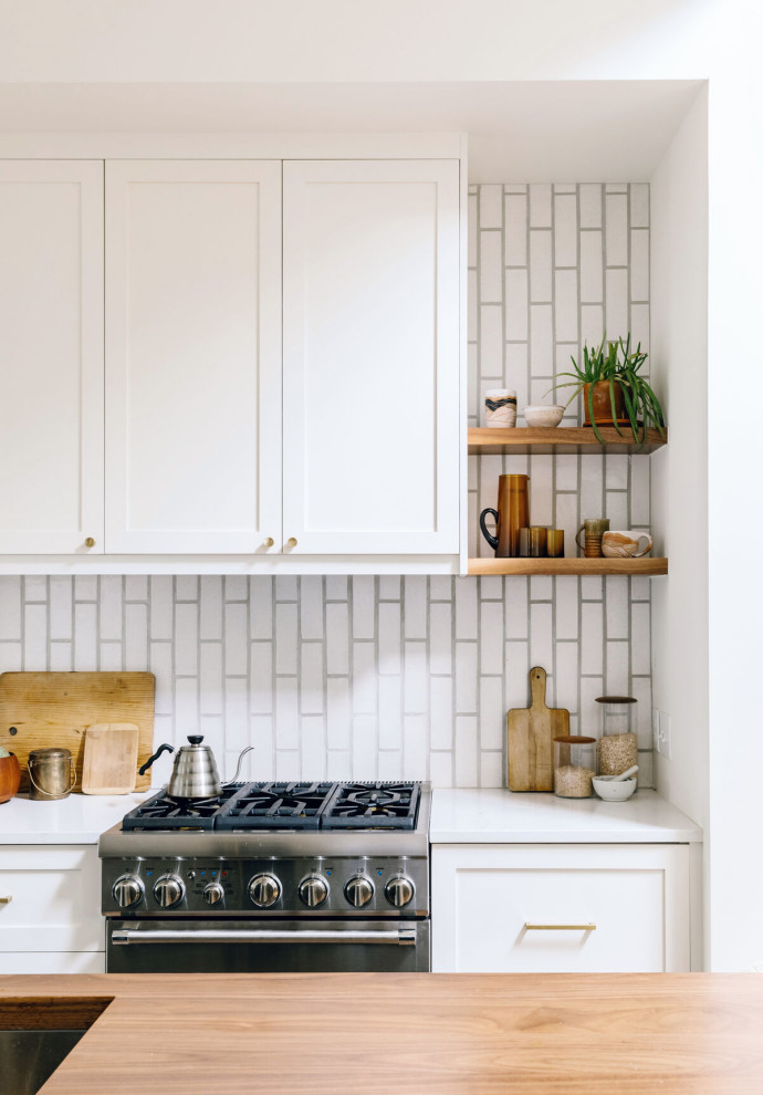 Kleine Moderne Küche mit Rückwand aus Backstein in Denver
