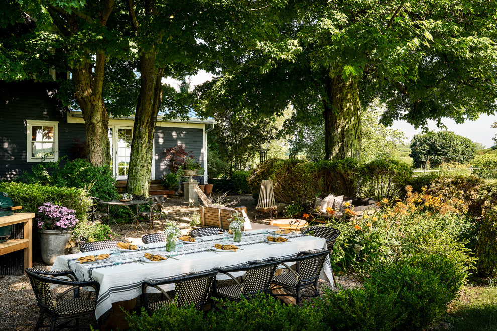 Design ideas for a farmhouse landscaping in Chicago.