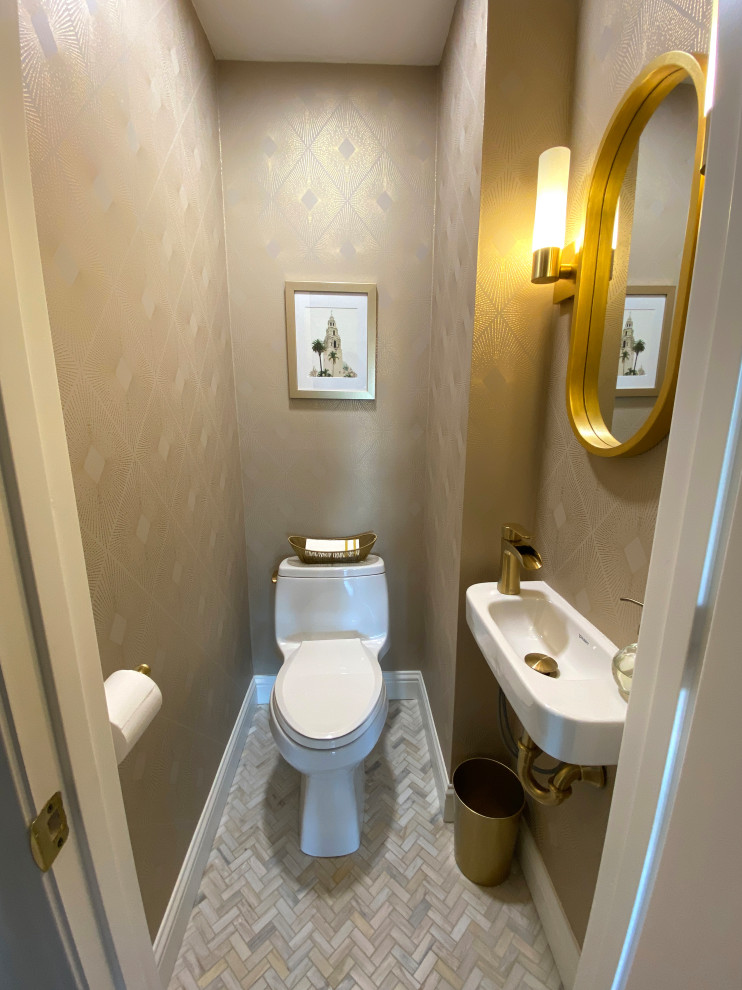 Aménagement d'un petit WC et toilettes classique avec des portes de placard blanches, un sol en carrelage de terre cuite, un lavabo suspendu, un sol multicolore et du papier peint.