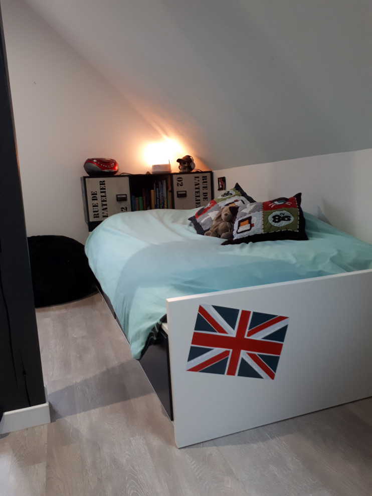 Foto på ett mellanstort pojkrum kombinerat med sovrum och för 4-10-åringar, med vita väggar, laminatgolv och grått golv