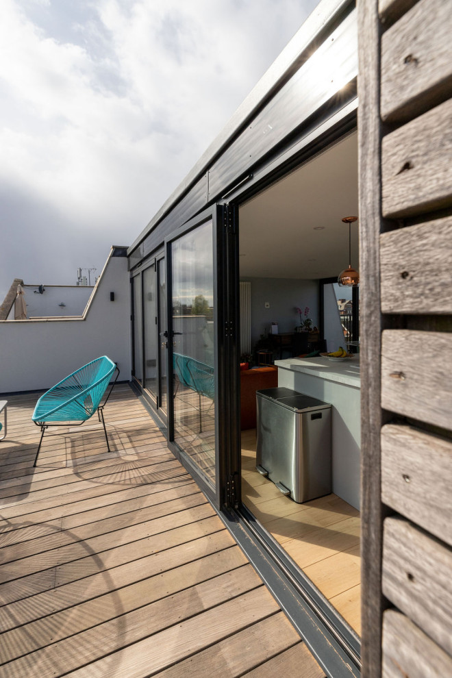Inspiration for a large modern rooftop and rooftop deck in London.