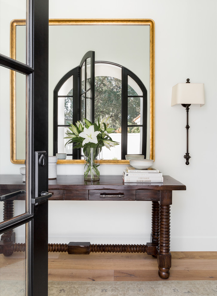 Example of a transitional home design design in Seattle