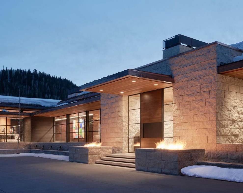 Großes Modernes Einfamilienhaus mit Mix-Fassade, Walmdach, Blechdach, grauem Dach und bunter Fassadenfarbe in Salt Lake City