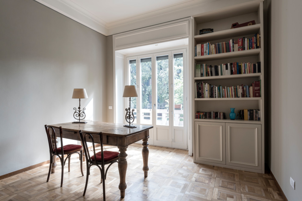 Idee per una stanza da lavoro tradizionale di medie dimensioni con pareti grigie, pavimento in legno massello medio, scrivania autoportante e pavimento beige
