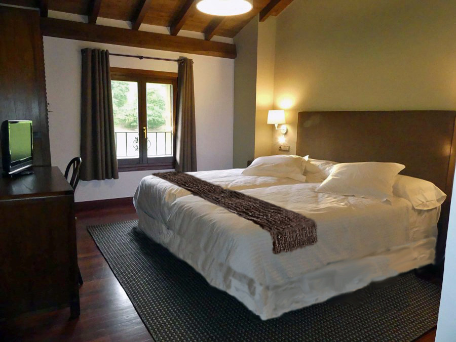 Modelo de dormitorio rural con suelo de madera en tonos medios