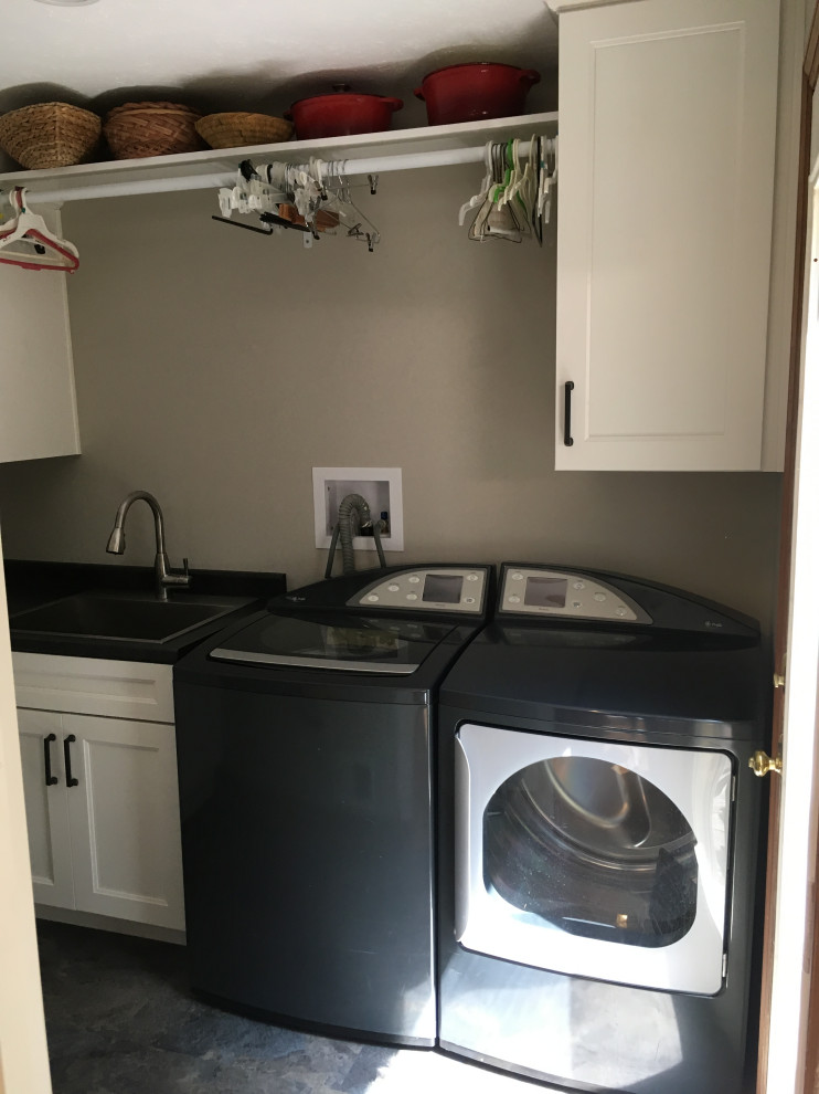 Mid-sized transitional laundry room photo