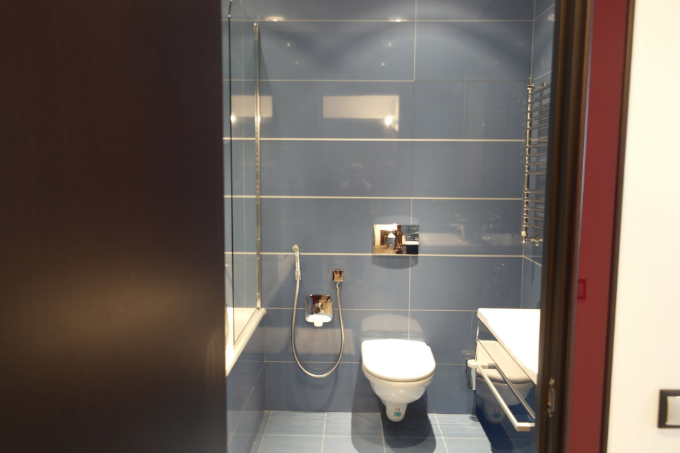 モスクワにある低価格の小さなコンテンポラリースタイルのおしゃれなトイレ・洗面所 (フラットパネル扉のキャビネット、ターコイズのキャビネット、フローティング洗面台) の写真
