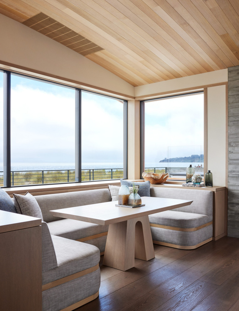Стильный дизайн: столовая в морском стиле с с кухонным уголком, бежевыми стенами, паркетным полом среднего тона, коричневым полом и деревянным потолком без камина - последний тренд