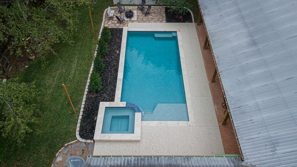 Inspiration pour une piscine arrière rustique de taille moyenne et rectangle avec un bain bouillonnant et une terrasse en bois.