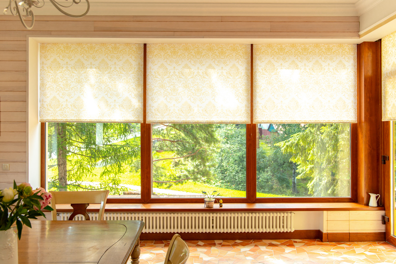 Рулонные шторы в гостинной