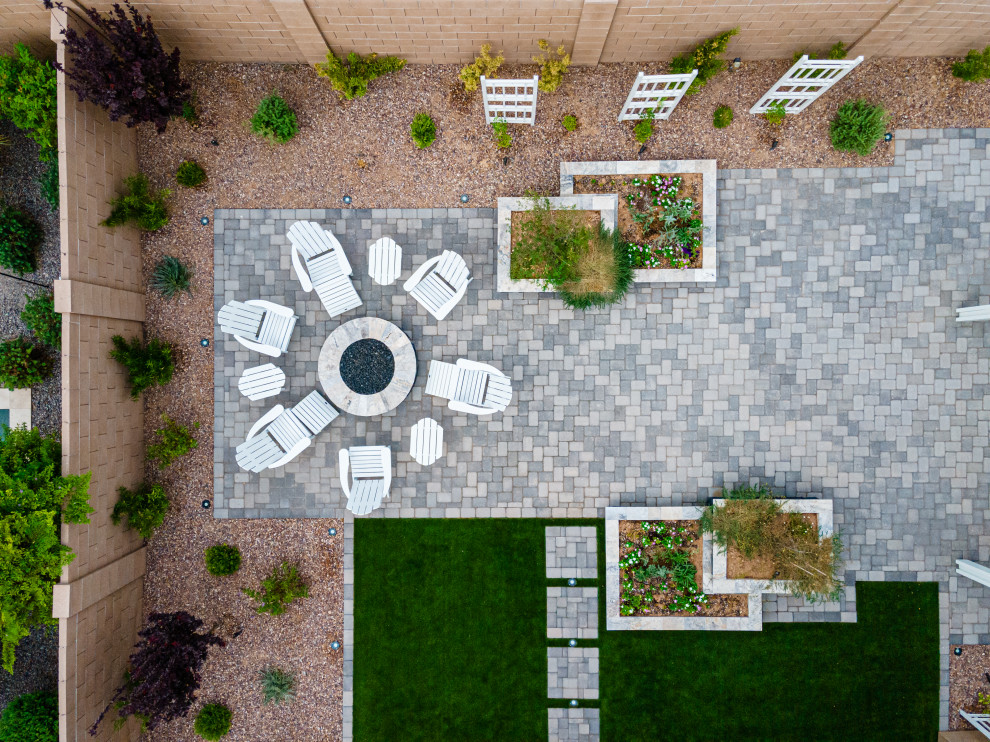 Geometrischer, Mittelgroßer Klassischer Garten im Sommer, hinter dem Haus mit Pergola, direkter Sonneneinstrahlung und Betonboden in Phoenix