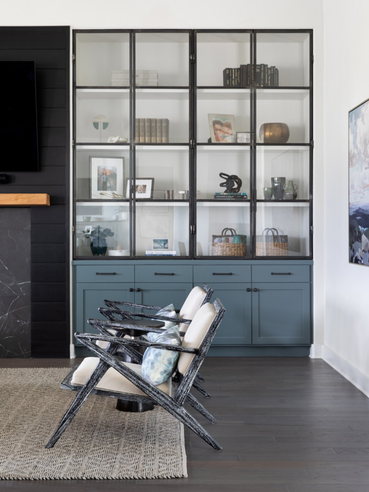 Inspiration för mellanstora moderna separata vardagsrum, med ett finrum, vita väggar och en väggmonterad TV