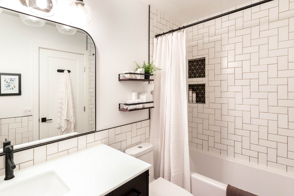 Пример оригинального дизайна: маленькая ванная комната в стиле модернизм с фасадами в стиле шейкер, черными фасадами, ванной в нише, душем над ванной, унитазом-моноблоком, белой плиткой, керамической плиткой, белыми стенами, полом из винила, врезной раковиной, столешницей из искусственного камня, коричневым полом, шторкой для ванной, белой столешницей, нишей, тумбой под одну раковину, напольной тумбой и панелями на стенах для на участке и в саду