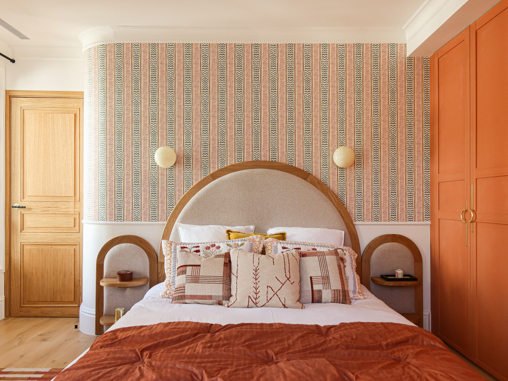 Aménagement d'une chambre classique avec un mur multicolore, parquet clair, un sol beige, boiseries et du papier peint.