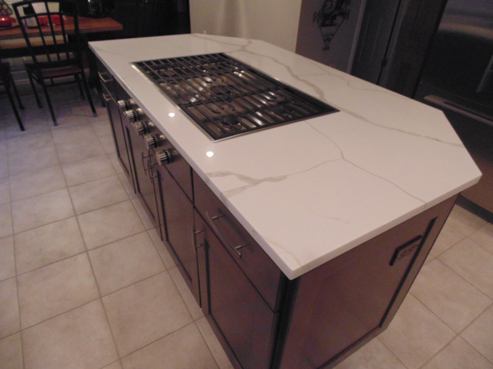Eat-in kitchen - mid-sized transitional u-shaped ceramic tile and beige floor eat-in kitchen idea with an undermount sink, recessed-panel cabinets, dark wood cabinets, quartz countertops, white backsplash, stone slab backsplash, stainless steel appliances, an island and white countertops