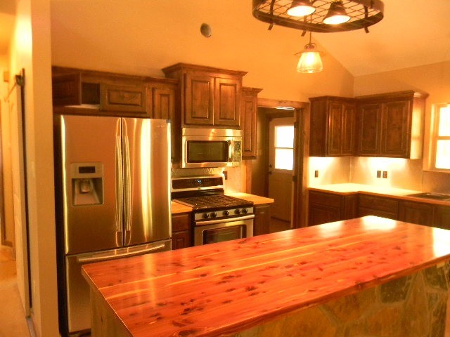 Kitchen - rustic kitchen idea in Dallas