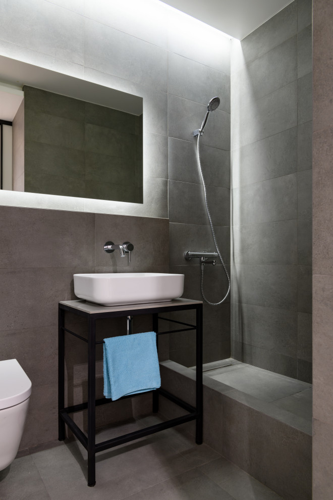 Design ideas for a mid-sized contemporary 3/4 bathroom in Novosibirsk with black cabinets, an alcove shower, a wall-mount toilet, gray tile, porcelain tile, porcelain floors, a vessel sink, grey floor, an open shower, grey benchtops, a single vanity and a freestanding vanity.