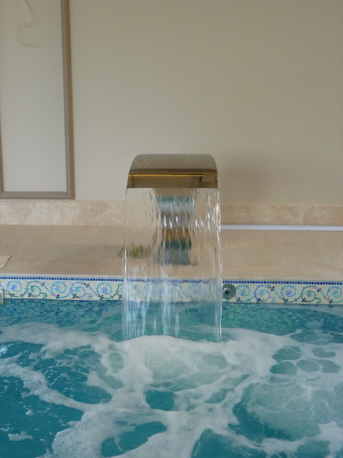 Водные аттракционы, массажные системы в бассейнах