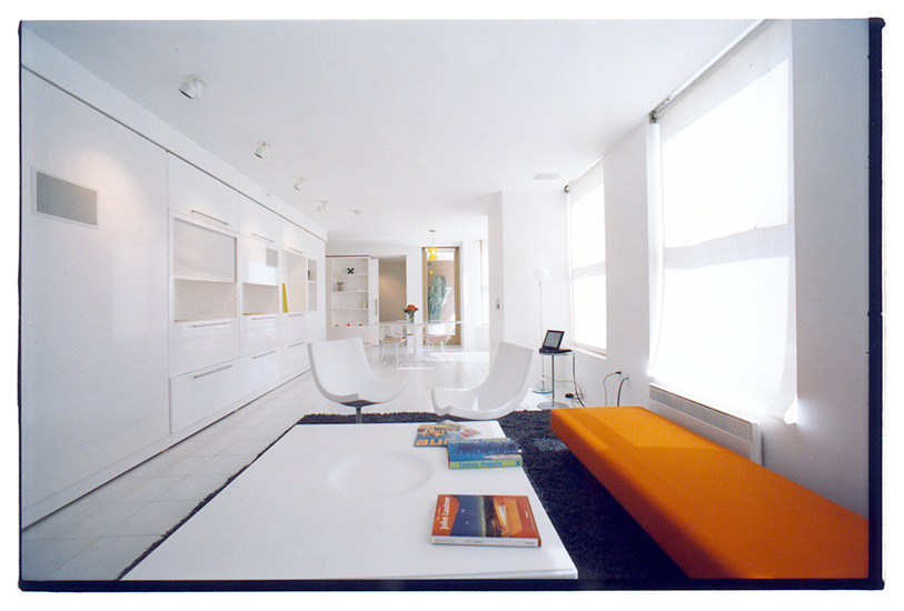 Идея дизайна: открытая гостиная комната среднего размера в современном стиле с с книжными шкафами и полками, белыми стенами, полом из керамогранита и мультимедийным центром