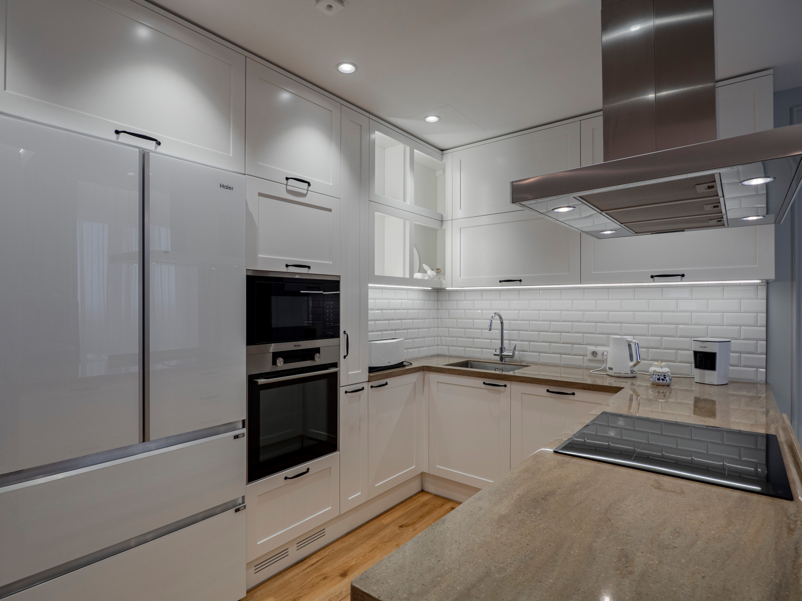 Стильная неоклассическая кухне в белом цвете