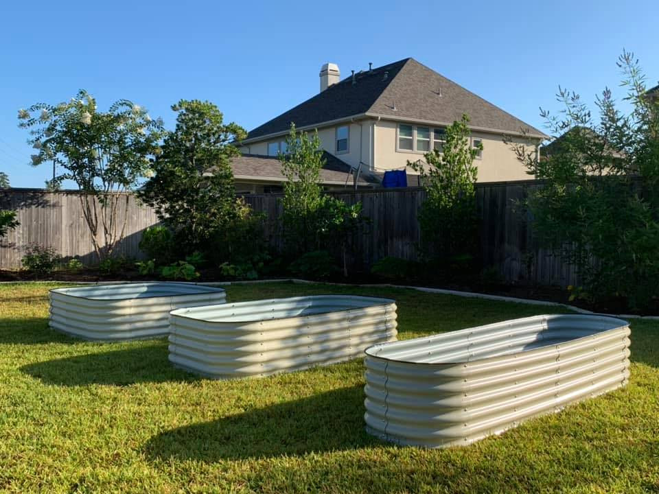 Geometrischer, Kleiner Landhausstil Garten hinter dem Haus mit Hochbeet in Houston