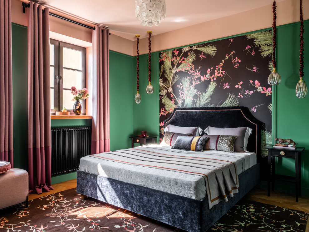 Свежая идея для дизайна: хозяйская спальня среднего размера в стиле неоклассика (современная классика) с зелеными стенами и паркетным полом среднего тона - отличное фото интерьера