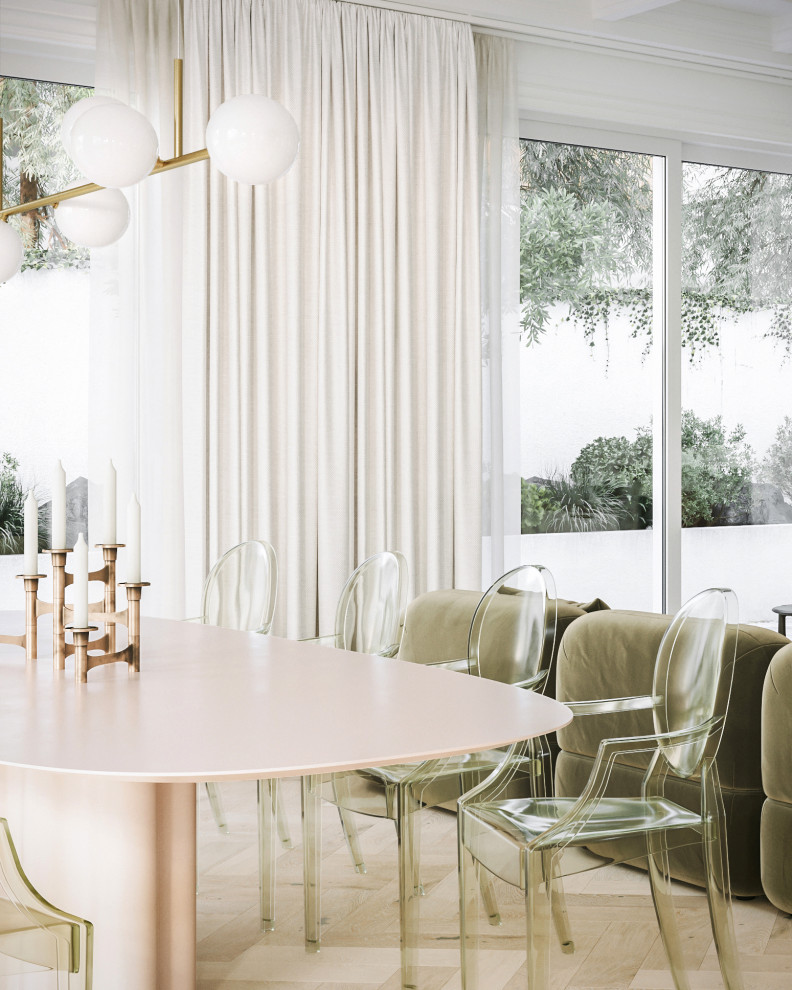 Idee per una sala da pranzo aperta verso il soggiorno bohémian di medie dimensioni con pareti bianche, parquet chiaro e soffitto a cassettoni