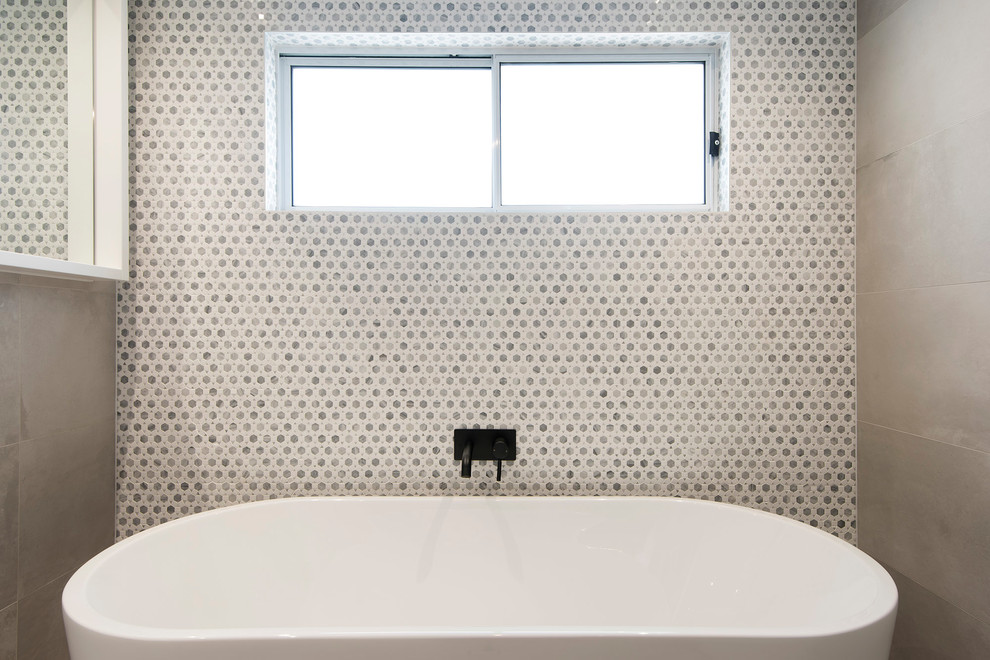 Design ideas for a contemporary bathroom in Sydney.