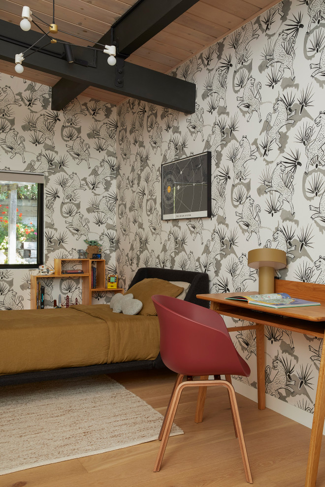 Idee per una cameretta per bambini moderna di medie dimensioni con pareti nere, parquet chiaro, pavimento marrone, soffitto in legno e carta da parati