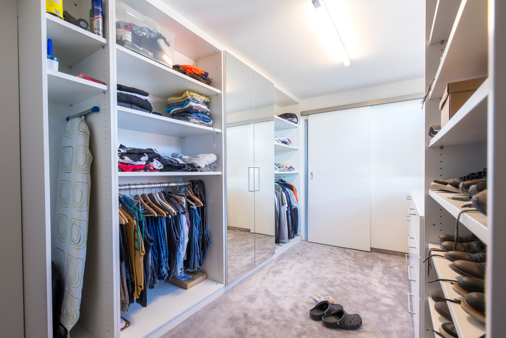 Inspiration for a contemporary closet remodel in Nuremberg