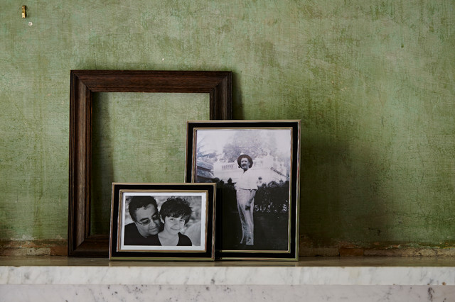 Silver and Black Frames rustik-vardagsrum