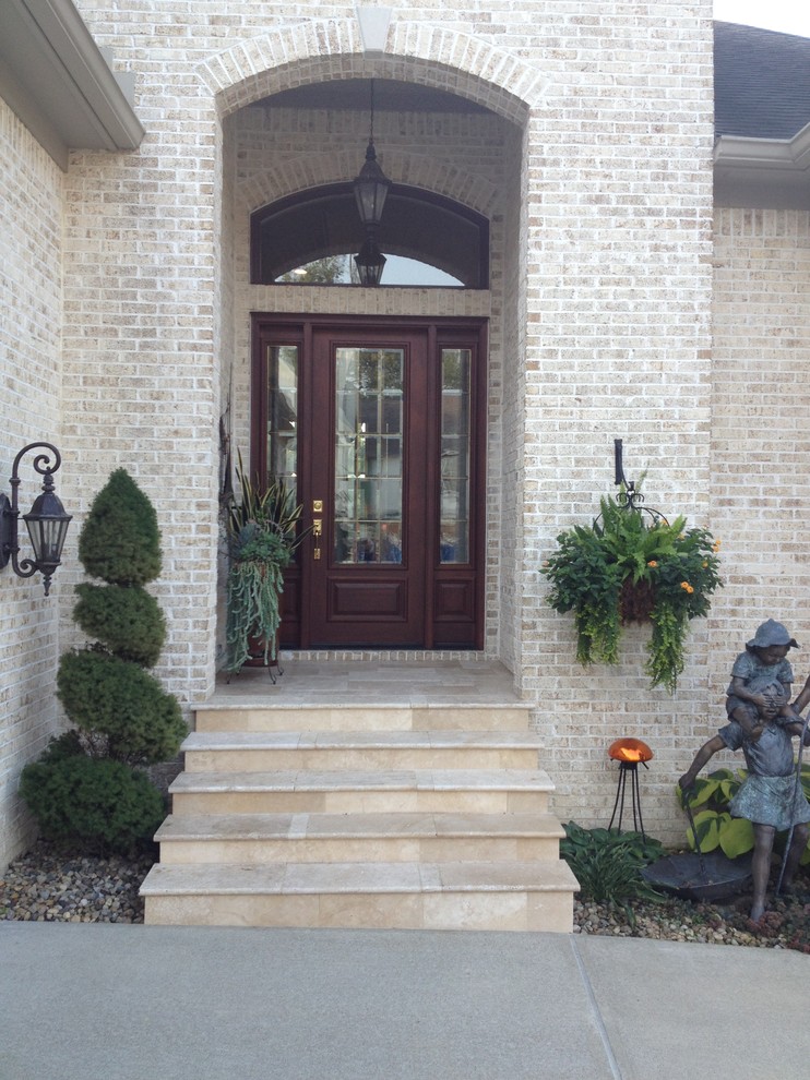 This is an example of a modern entryway in Indianapolis.