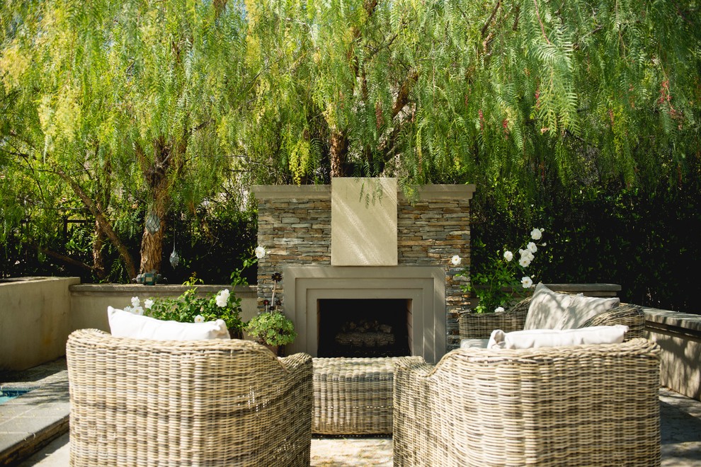 Example of a transitional patio design in Los Angeles