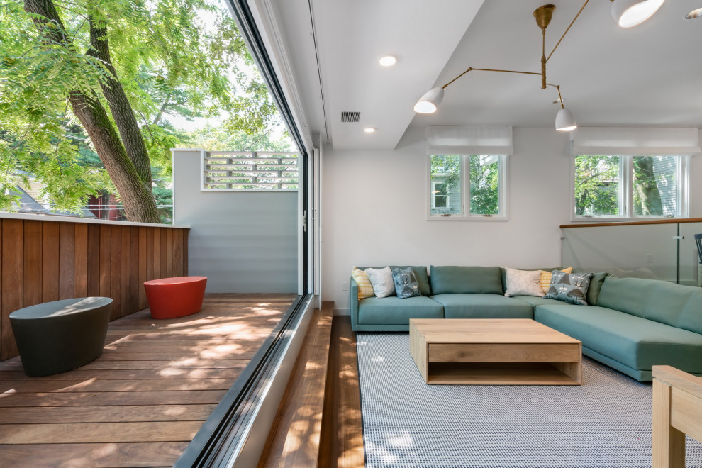 Inspiration för små moderna terrasser insynsskydd, med räcke i trä