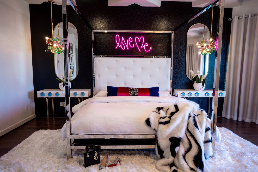 ヒューストンにある広いモダンスタイルのおしゃれな寝室 (白い壁、磁器タイルの床、タイルの暖炉まわり、白い床、表し梁、壁紙) のインテリア