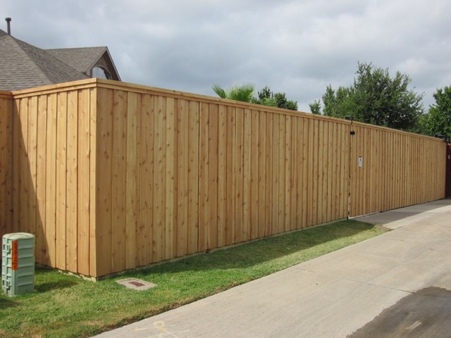 Vertical Board Batten Fence Automatic Sliding Gate - Dallas - von Texas