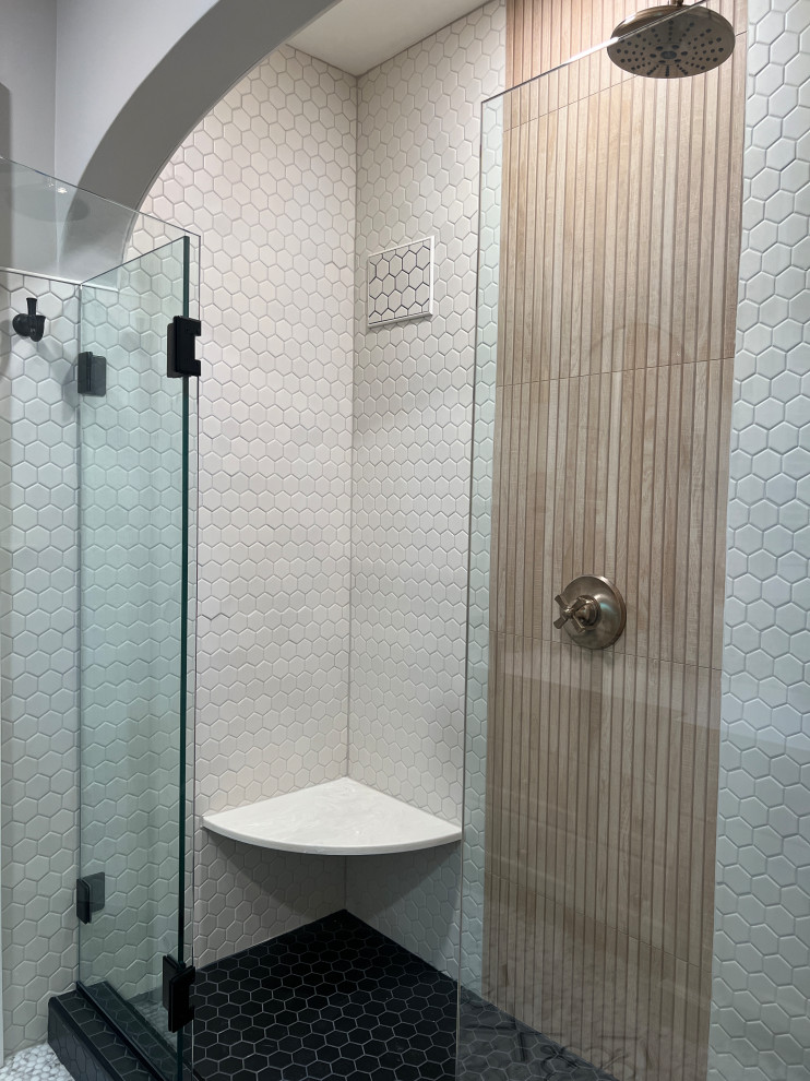 Свежая идея для дизайна: главная ванная комната среднего размера в классическом стиле с фасадами с выступающей филенкой, белыми фасадами, открытым душем, раздельным унитазом, белой плиткой, плиткой мозаикой, серыми стенами, полом из керамической плитки, врезной раковиной, столешницей из искусственного кварца, белым полом, душем с раздвижными дверями, белой столешницей, сиденьем для душа, тумбой под одну раковину, встроенной тумбой и панелями на стенах - отличное фото интерьера