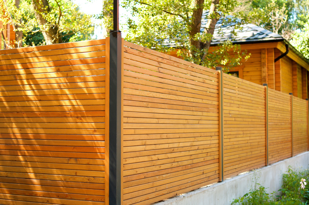 Стильный горизонтальный забор из лиственницы