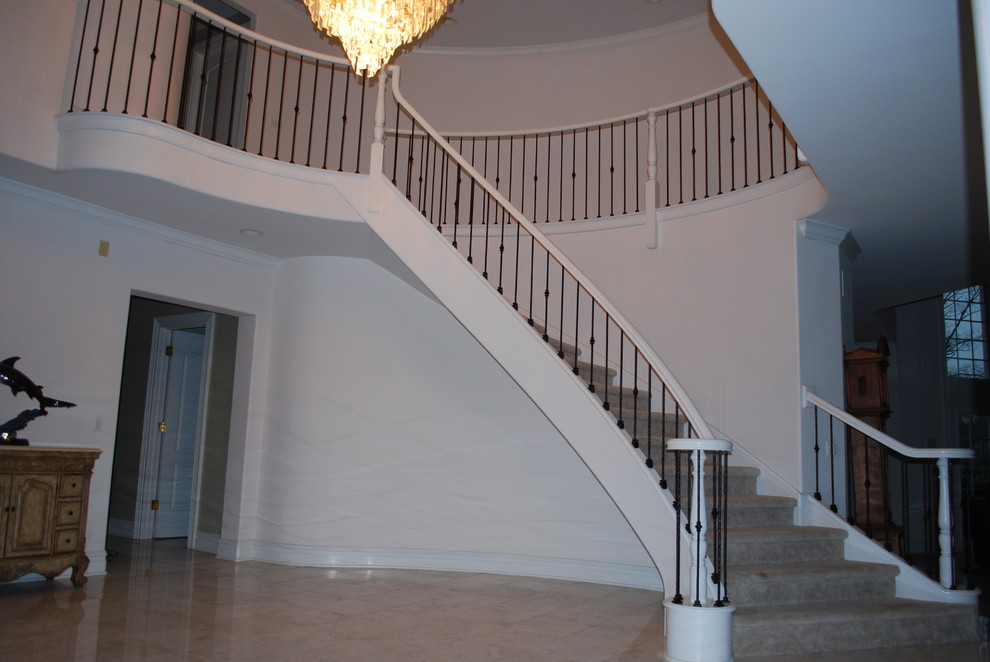 Design ideas for a traditional carpeted curved staircase in Chicago with carpet risers.