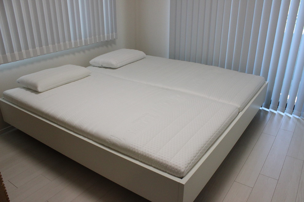 Nordisk inredning av ett sovrum, med vitt golv