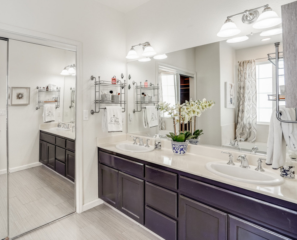 Foto på ett mellanstort funkis grå en-suite badrum, med luckor med upphöjd panel, blå skåp, ett badkar i en alkov, en dusch i en alkov, vita väggar, laminatgolv, ett nedsänkt handfat, bänkskiva i akrylsten, grått golv och dusch med gångjärnsdörr