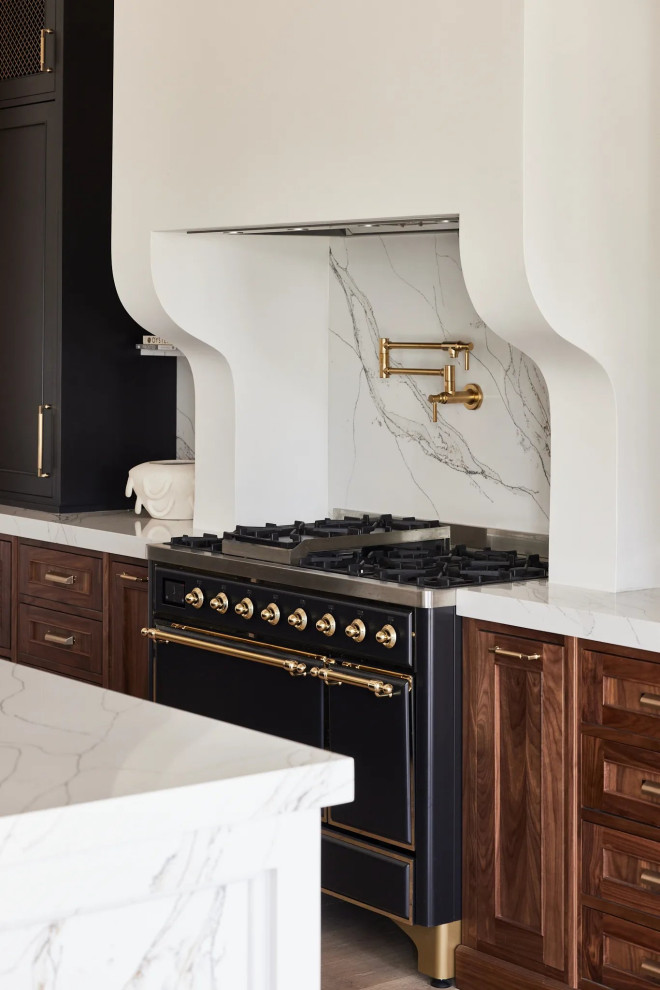 Transitional home design photo in Phoenix