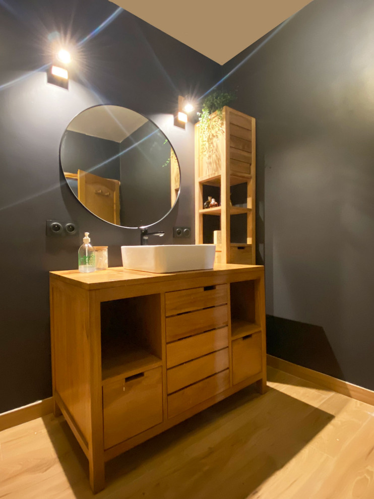 Idee per una stanza da bagno padronale industriale di medie dimensioni con vasca sottopiano, piastrelle beige, piastrelle effetto legno, lavabo da incasso, top in legno e un lavabo
