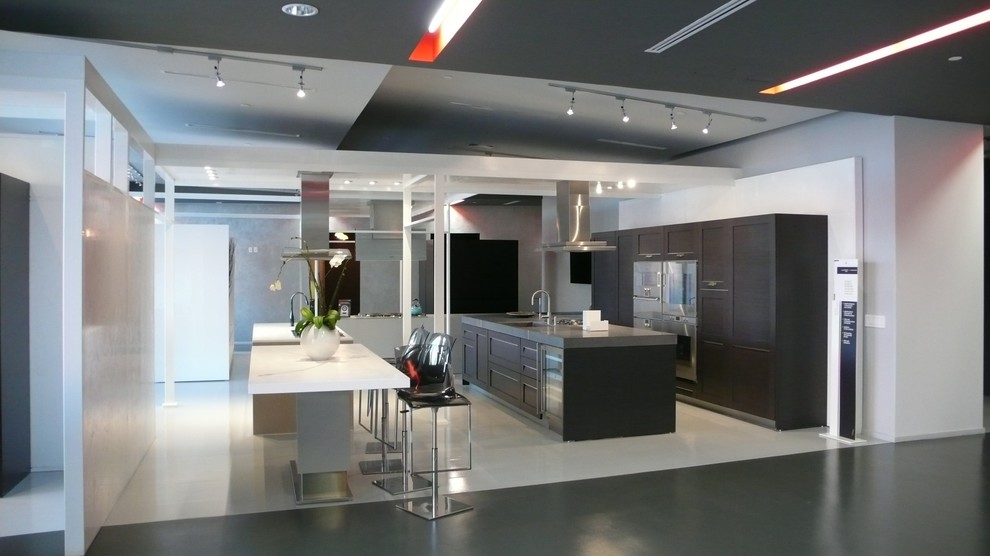 Example of a transitional kitchen design in Los Angeles