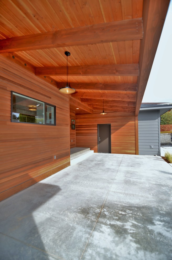 Photo of a contemporary deck in Seattle.