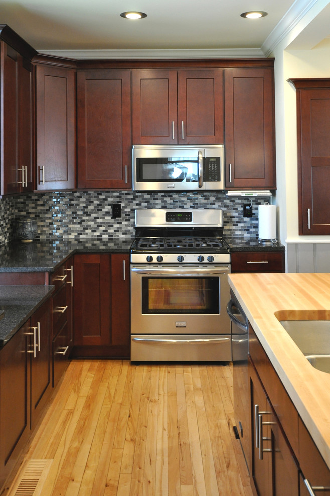 Photo of a contemporary kitchen in Milwaukee.