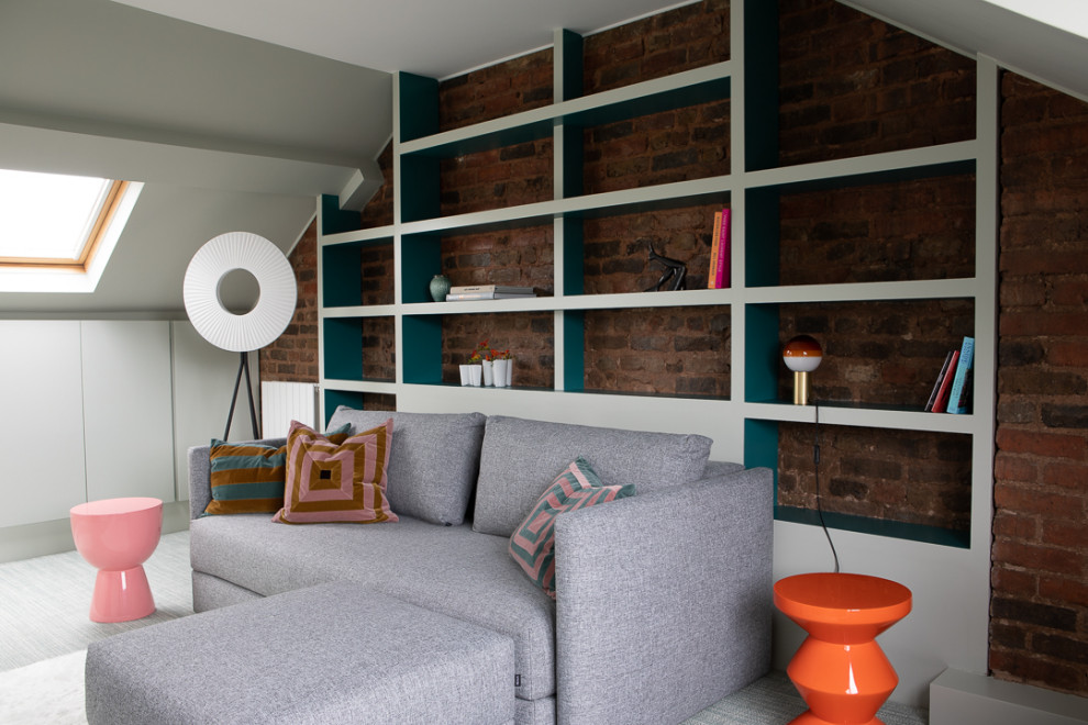 Mittelgroßes, Abgetrenntes Modernes Heimkino mit grauer Wandfarbe, Teppichboden, Multimediawand und grünem Boden in London