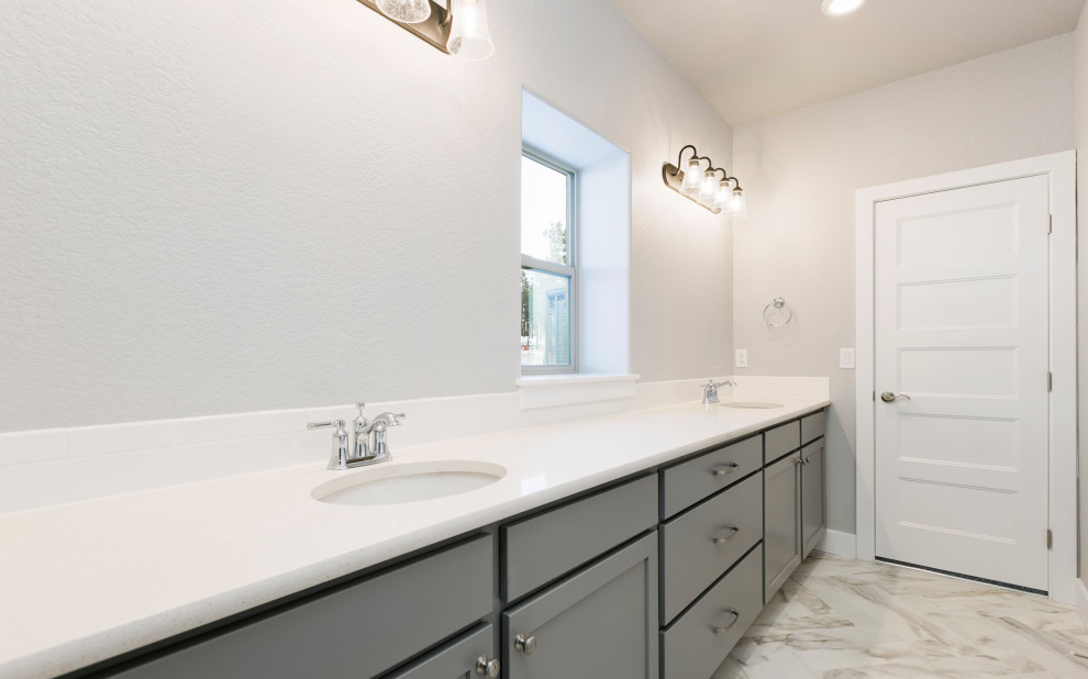 Стильный дизайн: ванная комната в стиле модернизм с врезной раковиной, тумбой под две раковины и встроенной тумбой - последний тренд